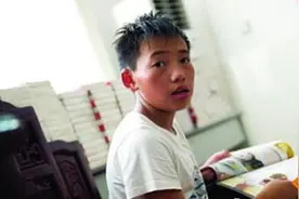 “顽强孤儿”杨六斤：爸早逝，妈“抛弃”，靠吃草在深山顽强生存图片