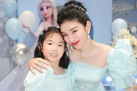 黄奕女儿生日照曝光，10岁铛铛神似黄毅清，狱中爸爸不忘祝福爱女图片