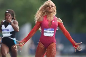 身着渔网袜也能逆风飞翔，跑道就是她的秀场图片