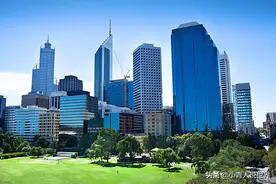 珀斯：一个位于南半球印度洋东岸的红瓦绿树碧海蓝天的城市图片
