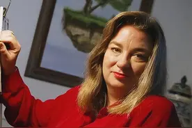 50年前，美国女模特家中遭侵害后，用一支笔送1200多名罪犯进监狱图片