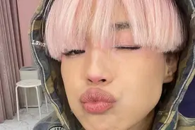 45岁舒淇自曝长期失眠，顶一头粉发怼脸拍，满脸憔悴干纹太明显图片