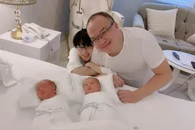 曝52岁名导突发心梗去世，求子5年喜得龙凤胎，孩子才刚出生20天图片