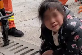 湖南益阳 小学生不慎手卡下水道悲伤落泪，围观的同学们见到消防员兴奋的不行图片