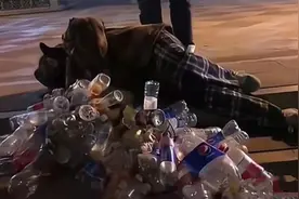 浙江：年轻女子流浪街头，随身捡瓶子，网友：给她找工作她不做图片