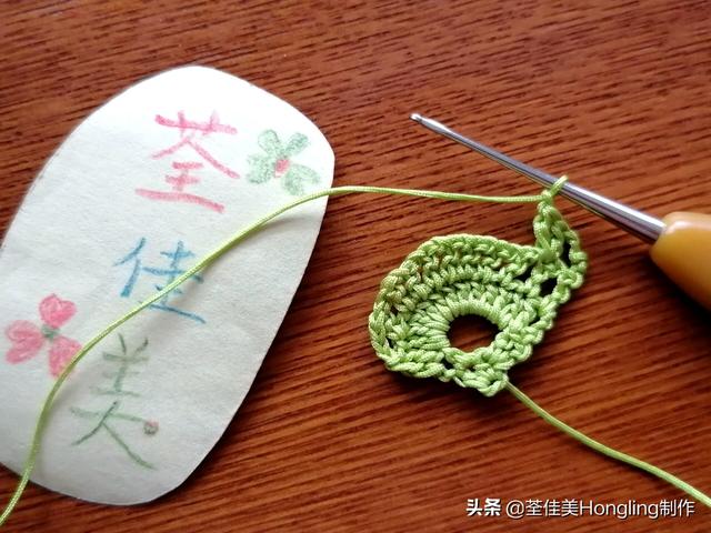 远方喜欢在银杏树下漫步的人,为你钩织了两片银杏叶哟