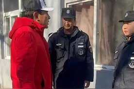 70岁朱时茂被喊主任，拎礼盒慰问小区保安，住16万一平的豪华小区图片