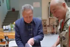 91岁老人给88岁妻子网购生日礼物，儿子：父母牵手超70年，爸爸平时就很宠妈妈图片