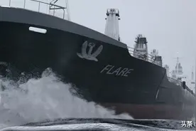 加拿大巨型货轮在海上断成两截，船头飘走后船员被困船尾求生图片