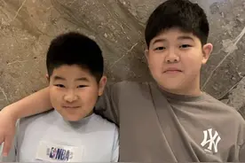 胡可晒儿子近照，安吉小鱼儿长胖越来越像，网友：还我东北宋仲基图片