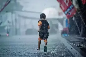 没有伞的孩子，只能努力奔跑图片