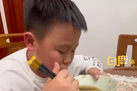 8岁弟弟怕浪费吃姐姐剩饭10天胖6斤，当事人：当时孕反严重，在弟弟眼里一点点浪费都不允许发生图片