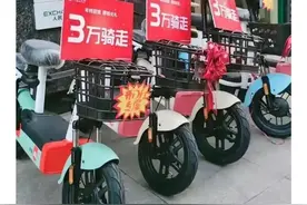 存款改保险，一年存一万，连存5年，还送电车，到期能取出来吗？图片