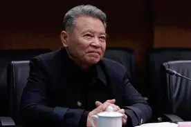 他是著名老戏骨，为演戏三次留遗书，与妻子恩爱40年，老年分房睡图片