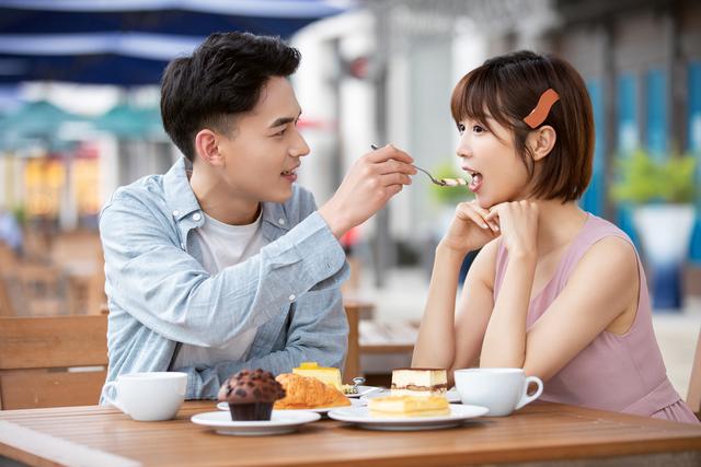 异性交往,有以下三种行为,多半关系"暧昧"了(异性朋友很暧昧的表现有