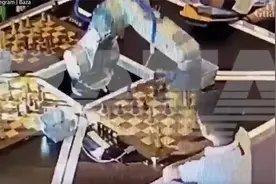 下棋机器人折断7岁男孩手指，网友：违反了机器人第一定律图片