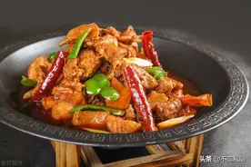 这才是大盘鸡正确做法，不腥不柴，滑嫩软烂，用手轻轻一捏就脱骨图片