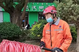 临河环卫工紫大爷，你的“清扫神器”怕是要火！图片