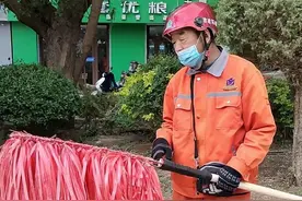 临河环卫工紫大爷，你的“清扫神器”怕是要火！图片