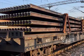 为何我国的火车轨道，宁愿使用生锈的铁，也不用不锈钢来建造？图片