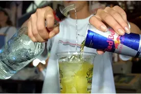 男人40岁后怎么喝白酒？行家：谨记“1喝3不喝”，早知早受益图片