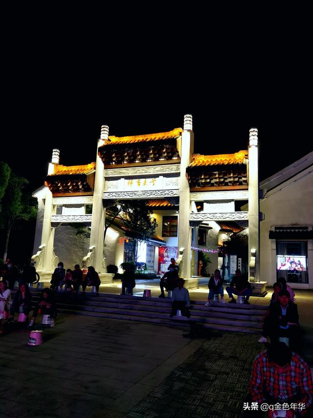 黄州遗爱湖畔夜未央，华灯织锦映湖光