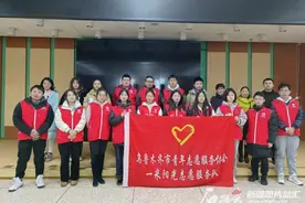 他们每个月都去图书馆当志愿者 已经干了18年图片