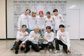 韩团演唱会又见踩踏事件！推倒挡栏粉丝往前摔，30人被抬走图片