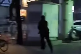 陌生男当街对女孩脱裤并摸下体，女孩发现后破口大骂 男子落荒而逃图片