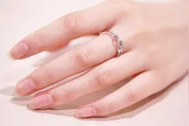 什么样的戒指能戴在任何手指上？你知道吗？图片