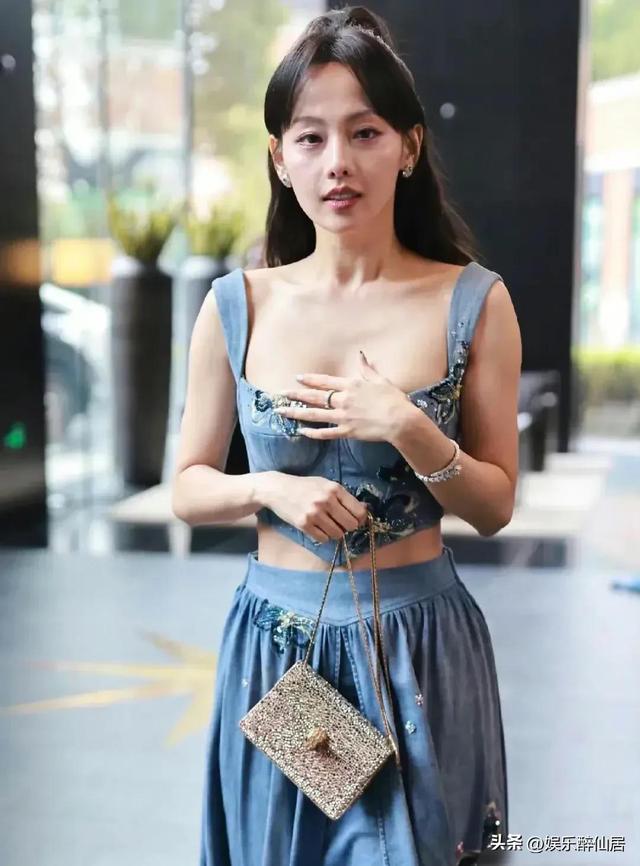 张嘉倪参加宝格丽活动造型翻车，买超曾说矮黑小