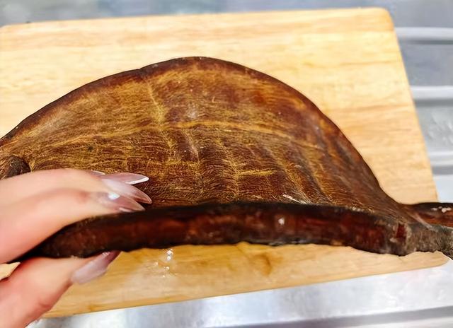 花胶煲出来后更薄正常吗 2026年花胶煲出来后更薄正常吗能吃吗