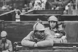 1949年一对国军夫妻逃往台湾时的照片，丈夫神情沮丧妻子一脸茫然图片