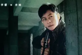 演员李健：19岁演戏，42岁因《狂飙》走红，娶初中恋人幸福一生！图片