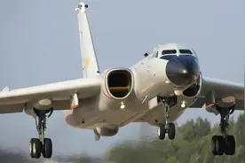 6.30消息：中国战机飞越美航母上空，美指挥官怒不可遏:我们走!图片