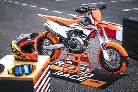 户外特写：KTM 2024 款 450 SMR 公路越野赛车图片