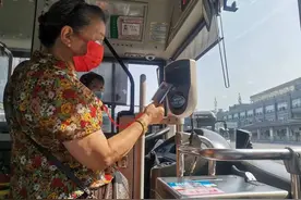 郫都区65-69岁居民免费公交卡7月1日起正式启用图片