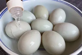 把白酒倒进鸭蛋里，真厉害，奶奶用了60年的方法，个个流油起沙图片