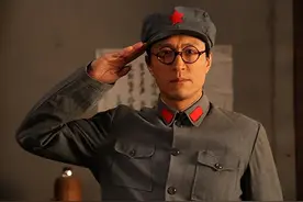 他25岁就当了军委副主席，为何后来的地位却一路走低，遗憾收场？图片