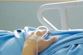 男子发烧呕吐拒绝检查后离世，医生以为败血症，尸检发现：误诊了图片