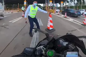 网红骑摩托车上广州高速被拦摔倒引争议，摩托车究竟能不能上高速？图片