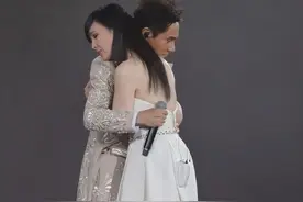 55岁周慧敏与男星亲密拥抱，穿抹胸裙大秀身材，白到发光仍似少女图片