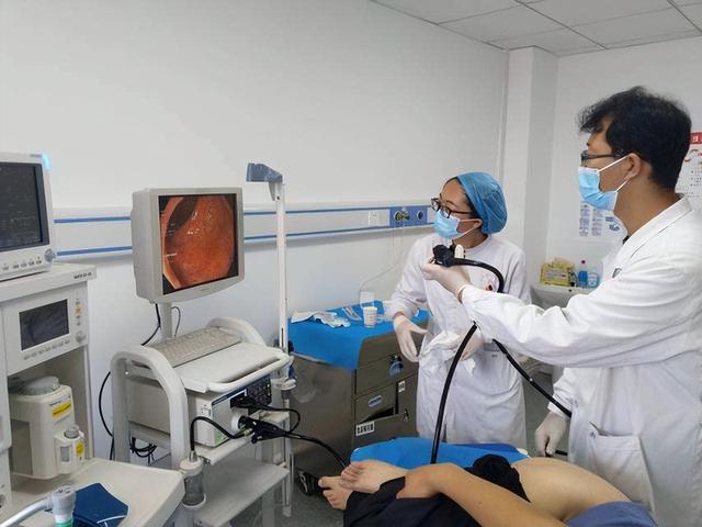 男医生给女性做"肠镜"检查时,会觉得尴尬吗?不妨了解下