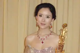 44岁“嫦娥”颜丹晨：嫁小4岁老公，顺产8斤胖儿子，他有啥魅力？图片