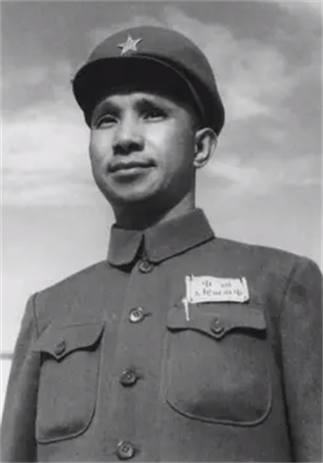 依照答应,粟裕的遗体举行了火葬,而在仪式完成之后,粟裕的老婆楚青却