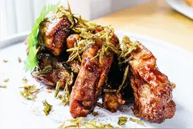 排骨不要红烧吃，教你茶香排骨的做法，外酥可口有淡淡的茶香味图片