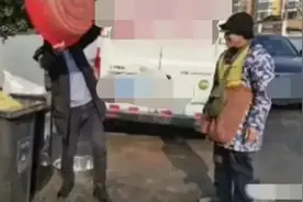 王某买菜时因为尿急，到附近的公共厕所去小便，不料发现恶心一幕图片