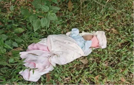 湖北一老汉自制棺材穿寿衣，喝农药孤独死去，离世前留下8个字