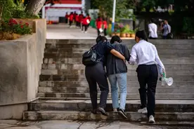 华坪女高再次刷屏，张桂梅被大V发文怒批：是时候让她走下神坛了图片
