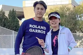 靳东近照老到快认不出！满头白发似长老年斑，穿红裤子打球不讲究图片